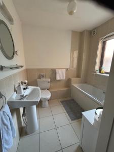 ein Badezimmer mit Toilette, Badewanne und Waschbecken in der Unterkunft Luxury stylish Kincora Townhouse in Killaloe