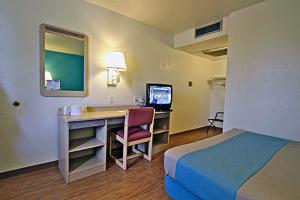 沙石鎮的住宿－里士滿機場六號汽車旅館，酒店客房配有书桌和床。