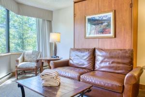 un soggiorno con un divano in pelle e un tavolo di 1 Bedroom Condo Perfect Location #303 with Pool and Hot Tub a Mount Crested Butte