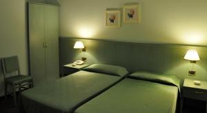 Postel nebo postele na pokoji v ubytování Albergo Della Corona