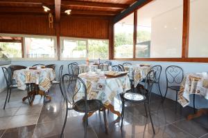 מסעדה או מקום אחר לאכול בו ב-B&B La Castellana