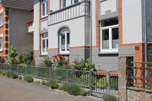 uma casa com uma cerca em frente em Ferienwohnung Woldemar em Detmold