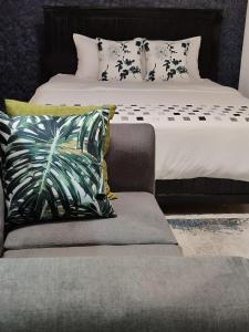 Una cama o camas en una habitación de Swanky Stays Studio Ngong