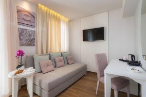 una sala de estar con un sofá y una mesa en Balatura The Fine Bed&Breakfast Split, en Split