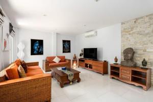 Televisyen dan/atau pusat hiburan di Temple Villa, Great Location, Maenam Beach