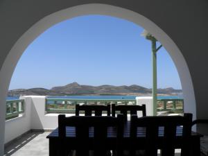 Cette chambre comprend des chaises et offre une vue sur l'océan. dans l'établissement St George Antiparos Apartments and studios, à Agios Georgios