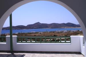 een uitzicht op de oceaan door een boog bij St George Antiparos Apartments and studios in Agios Georgios