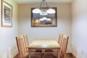 Φωτογραφία από το άλμπουμ του Larger 1 Bedroom with Pool Hot Tub Ski In-Out σε Mount Crested Butte