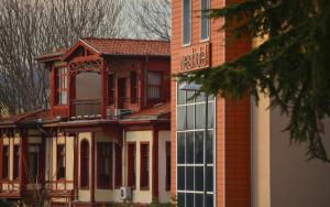 ein Haus mit einem Balkon an der Seite in der Unterkunft Wes Hotel in Kocaeli