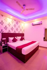 Postel nebo postele na pokoji v ubytování HOTEL S R Palace - Free Airport Drop for Minimum 05 Nights Stay - 5 mins from IGI & Domestic Airport Delhi