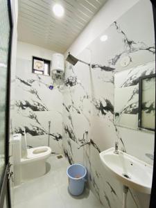 un baño con inodoro y lavabo en Rathore Stays, en Udaipur