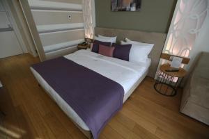 Postel nebo postele na pokoji v ubytování Wes Hotel