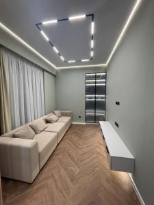 een woonkamer met een witte bank en een tafel bij 13 mountains in Bisjkek +3 foto's