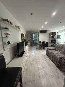 un soggiorno con divano e sala da pranzo di La casa dei 4 venti a Civitavecchia