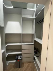 een inloopkast met witte planken bij 13 mountains in Bisjkek