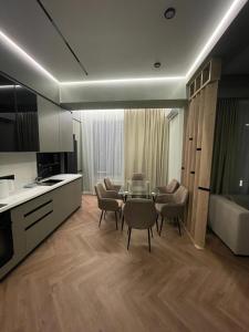 een keuken en eetkamer met een tafel en stoelen bij 13 mountains in Bisjkek