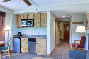 una cucina con mobili in legno e un piano di lavoro di Corner condo with Pool Hot Tub Ski In-Out a Mount Crested Butte