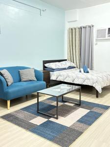 ein Wohnzimmer mit einer Couch und einem Couchtisch in der Unterkunft 1BR Studio with WiFi and Pool Access in Mactan Island + 32 Fotos