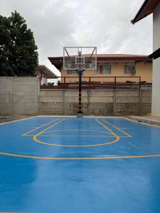 ein Basketballfeld mit einem Basketballkorb darauf in der Unterkunft 1BR Studio with WiFi and Pool Access in Mactan Island