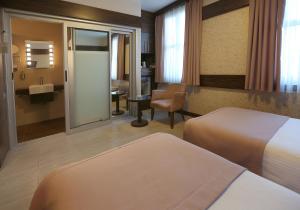 Koupelna v ubytování Wes Hotel