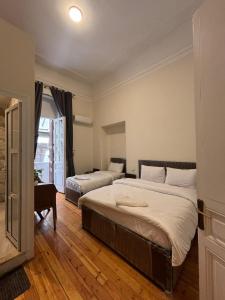 - une chambre avec 2 lits et un bureau dans l'établissement New Havana Hotel, au Caire