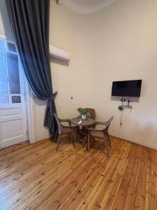 une pièce avec une table, des chaises et une télévision dans l'établissement New Havana Hotel, au Caire 71 autres photos
