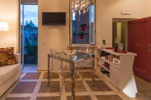 Kuchyň nebo kuchyňský kout v ubytování La Porta Rossa di Borgo - Vatican Luxury Suite