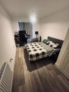 a bedroom with a bed and a desk at One bed flat in Sunny Southend! in Southend
