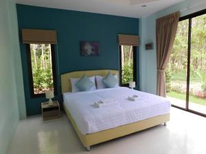 Postel nebo postele na pokoji v ubytování Phuket Sirinapha Resort