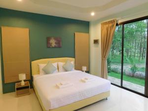 Postel nebo postele na pokoji v ubytování Phuket Sirinapha Resort