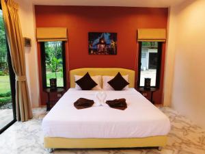 Postel nebo postele na pokoji v ubytování Phuket Sirinapha Resort