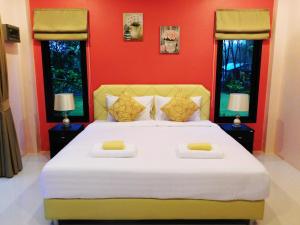 Postel nebo postele na pokoji v ubytování Phuket Sirinapha Resort