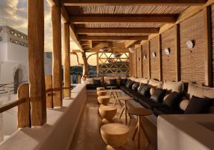 una habitación con sofás y mesas en un edificio en Kensho Ornos, en Ornos
