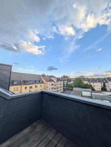 a balcony with a view of the city at Traumwohnung über den Dächern Rüttenscheids in Essen