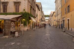 ローマにあるLa Porta Rossa di Borgo - Vatican Luxury Suiteの旧市街の石畳の通り