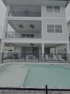 una casa con piscina di fronte a una casa di Brand New Luxury Build 265 Carolina Ave- Heated Pool, Hot Tub home a Fort Myers Beach