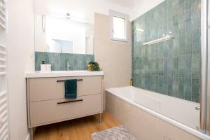 O baie la PinkCity Signature - air conditioning - metro - parking - patio +26 fotografii