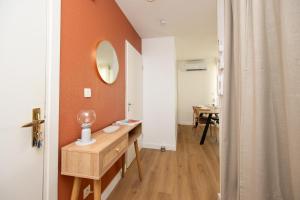 图卢兹PinkCity Signature - air conditioning - metro - parking - patio的浴室配有水槽和墙上的镜子 更多61张照片