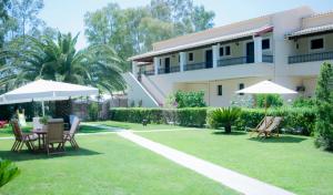 Κήπος έξω από το Marini Apartments 