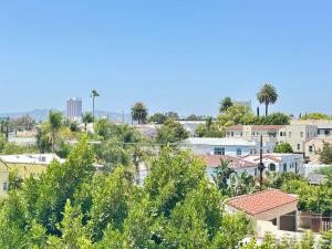 Un horizonte de ciudad con palmeras y edificios en Modern 5BR Luxury Paradise Villa, en Los Ángeles