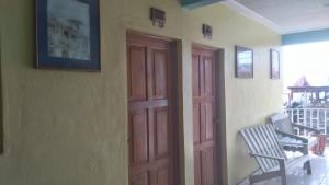 een kamer met een houten deur en een stoel bij Hotel Posada Tayazal in Flores +21 foto's