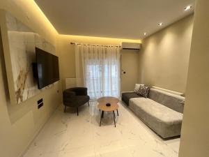 una sala de estar con un sofá y una mesa en KN Luxury Apartment, en Alexandroupoli