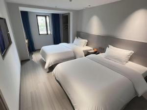 Postel nebo postele na pokoji v ubytování 7 Days Inn Guiyang Qianlingshan Park Beijing Road Metro Station