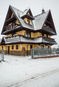 Grońにあるu Krukaの雪屋根の建物