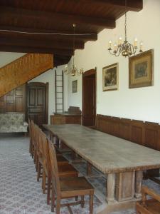 uma grande sala de jantar com uma grande mesa e cadeiras em Keleti Kúria em Neszmély