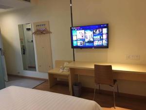 Cette chambre dispose d'un bureau et d'une télévision murale. dans l'établissement 7 Days Inn Tongren Jiangkou Fanjing Mountain National Park, à T'ung-jen 108 autres photos