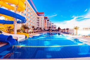Bazén v ubytování Elegance Resort Hotel & SPA Wellness-Aqua nebo v jeho okolí