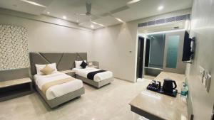 Una cama o camas en una habitación de Sun Shine Hotel