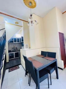 Η κουζίνα ή μικρή κουζίνα στο NN Homestay