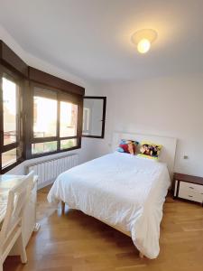 a white bedroom with a bed and a table at Alcobendas Cómodo y luminoso Un dormitorio in Alcobendas